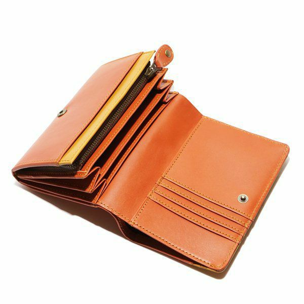 ブランドモチーフのエルク(ヘラジカ)が小さく並んだ本革二つ折り財布