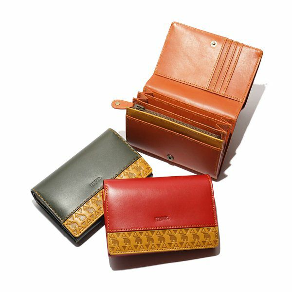 ブランドモチーフのエルク(ヘラジカ)が小さく並んだ本革二つ折り財布