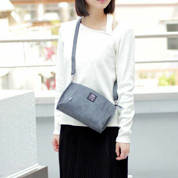 丸みのあるフォルムがかわいい3層式のショルダーバッグ