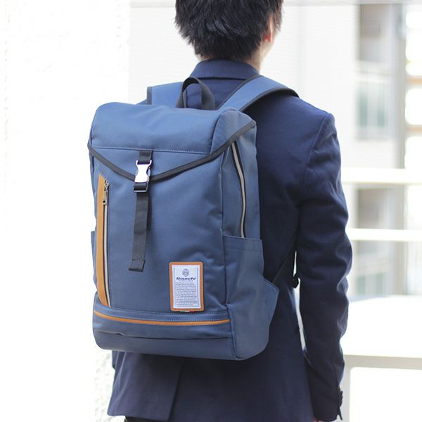 B4も楽々入る！14インチ対応のPCポケット付き大容量バックパック