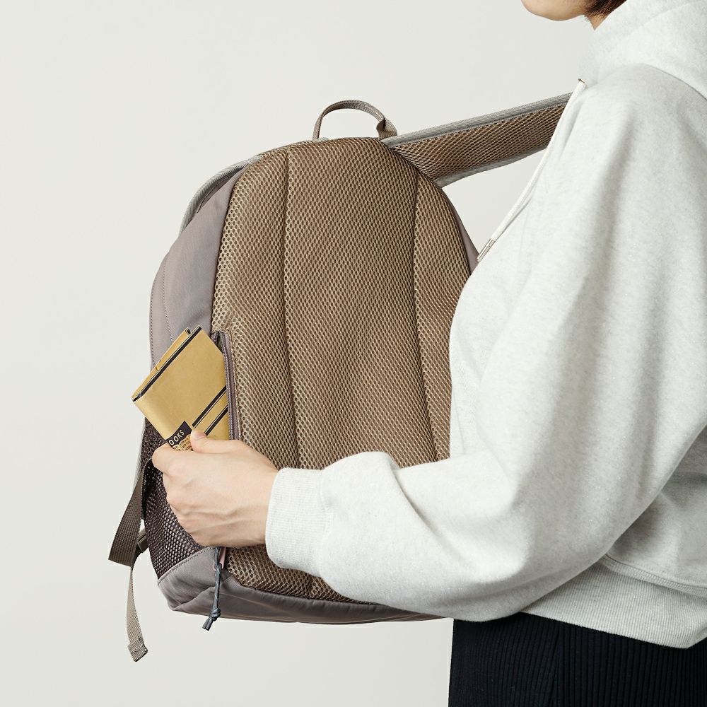 アーバン にも フィールド にも 映える モズ の バックパック