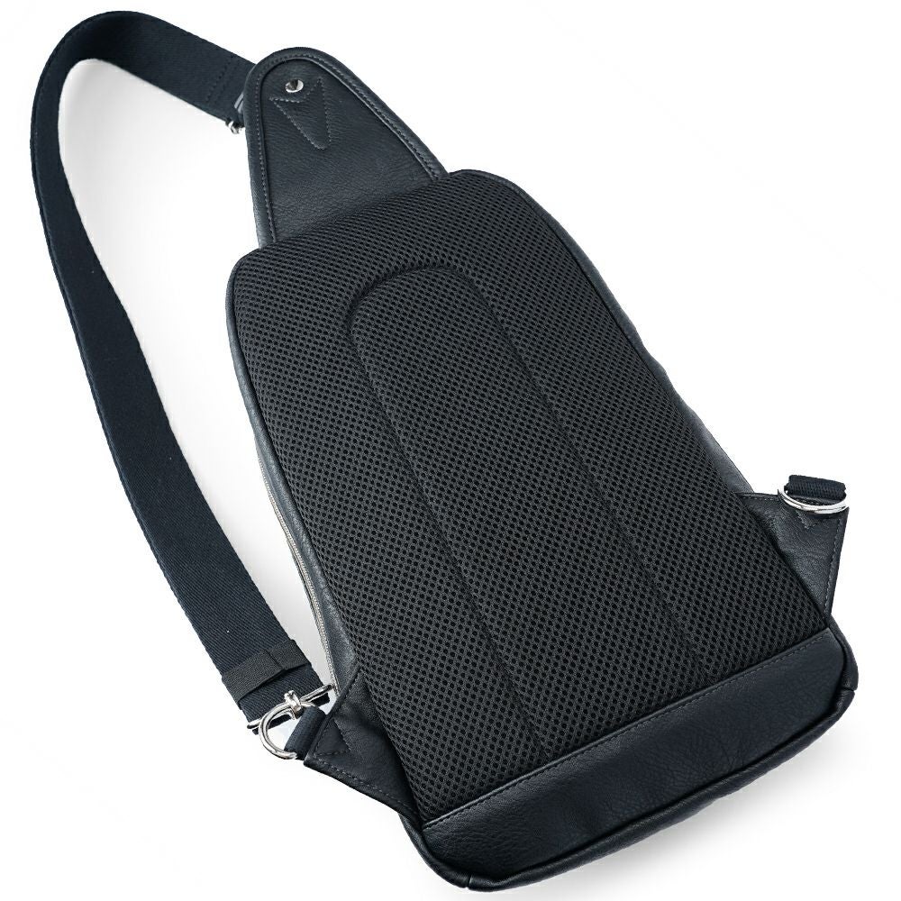 スリングバッグ 必要最小限の最適解。