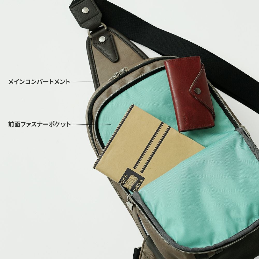 A5サイズ の 書類 や タブレット も 入る 大容量 サイズ