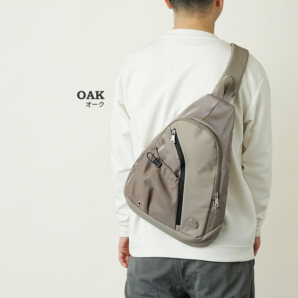 ON/OFF兼用で使える最強デザインのスリングバッグ